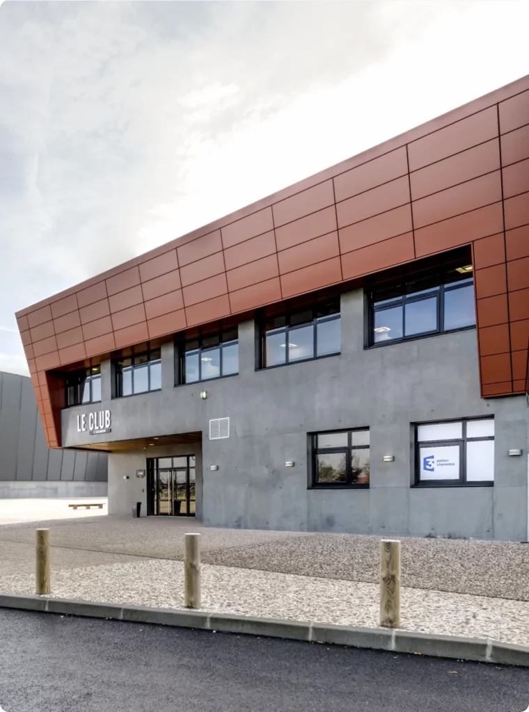 Bâtiment moderne nommé LE CLUB avec accès principal visible.